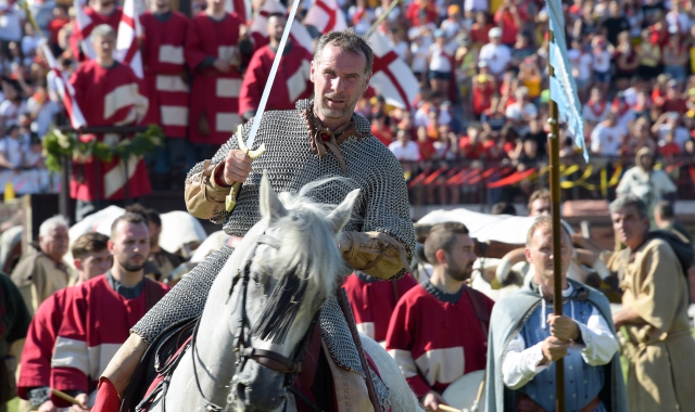 Federico Vismara nei panni di Alberto da Giussano allo stadio Mari (Pubblifoto)