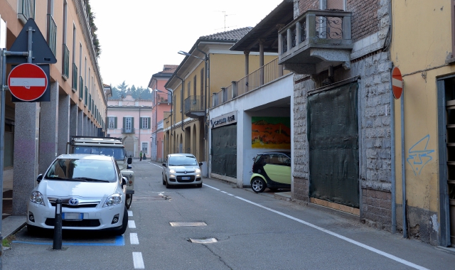 In via Robbioni potrebbero non circolare più le automobili (foto Archivio)