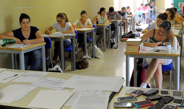 Conto alla rovescia quasi scaduto: domani anche per 6200 studenti della provincia di Varese scatterà l’esame di Stato con molte novità (foto Archivio)