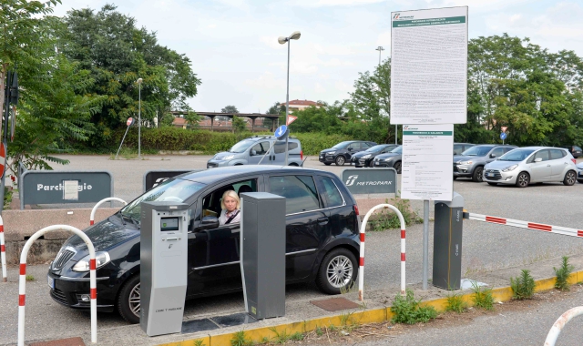 Il parcheggio delle Fs in via Galvanigi da ieri è a pagamento  (foto Blitz)