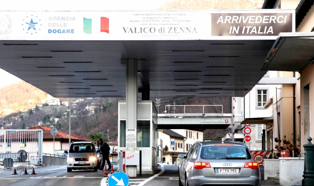 Il valico italo-svizzero di Zenna dove venne fermato l’uomo con le armi (Archivio)