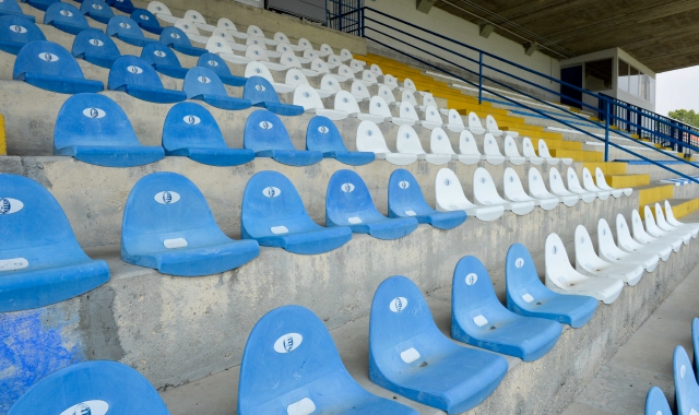 Nuovi costi in vista, a carico del Comune, per adeguare lo stadio Speroni alle norme imposte dalla Federcalcio: dopo i seggiolini, va rifatta l’illuminazione (foto Blitz)