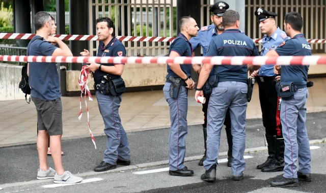 Polizia e carabinieri sul luogo del drammatico agguato (Archivio)