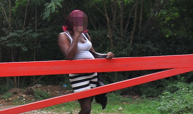 Una prostituta di colore nella zona del parco Alto Milanese 
