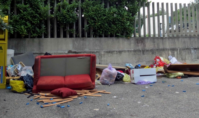 Anche un divano abbandonato davanti alla piattaforma ecologica  (Blitz)