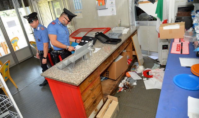 La recinzione è stata spaccata. I carabinieri hanno ispezionato ogni angolo del centro sportivo per valutare i danni (foto Blitz)