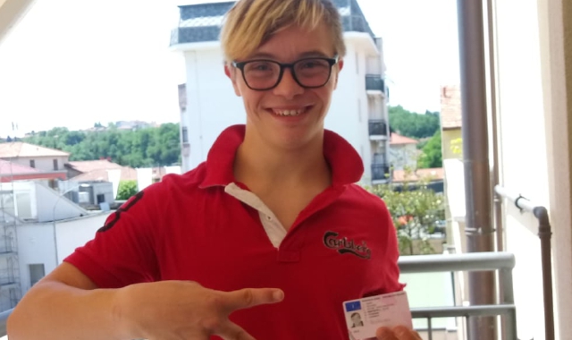 Riccardo Maino mostra orgoglioso la sua patente (Red.)