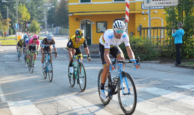 Il campione del mondo Alejandro Valverde al passaggio a livello di Casciago Morosolo durante la Tre Valli Varesine del 2018 (Blitz)