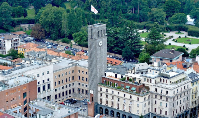 La torre civica in piazza Monte Grappa (foto Archivio)