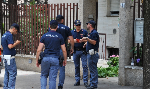La polizia davanti al palazzo di via Giovannelli dove è avvenuto il delitto Pubblifoto