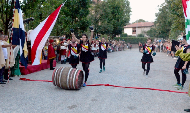 L’arrivo vittorioso dei bottari di Careno (Blitz)