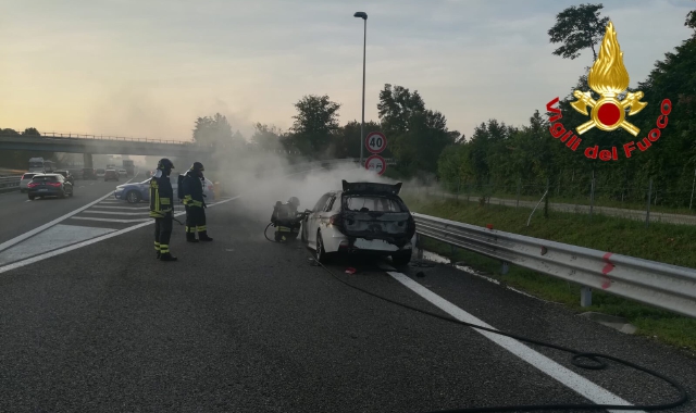 Besnate: l’auto distrutta dalle fiamme