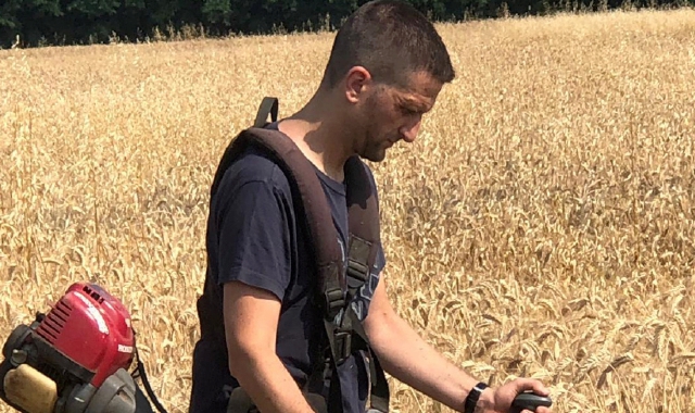 Il sindaco-contadino si dedica al taglio dell’erba (Blitz)