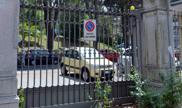 Il cancello chiuso da sei anni all’ingresso dell’ospedale di Circolo da viale Tamagno sarà riaperto subito dopo l’estate (foto Blitz)