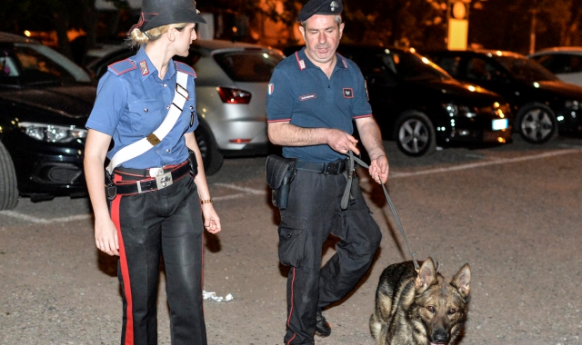 I controlli dei carabinieri con il supporto dell’unità cinofila (foto Blitz)