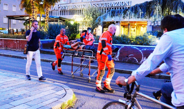 I soccorsi per l’accoltellamento in piazza De Gasperi  (Foto Blitz)