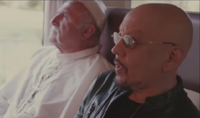 Dino Macchi in vesti papali nel video con Enrico Ruggeri