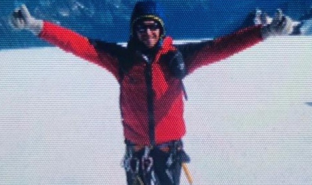 Raffaele Dalle Fratte all’arrivo in cima al Monte Bianco. Nell’altra immagine alla partenza dalla Liguria (foto Redazione)