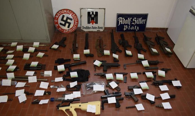 Armi e simboli del terzo Reich sequestrati dall’Antiterrorismo (Ansa)