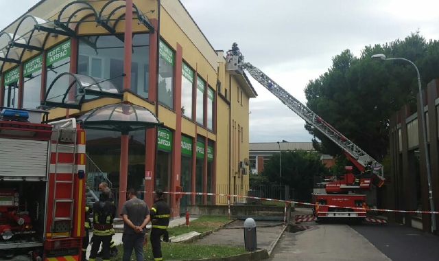 Alcune immagini dello spiegamento di forze attuato ieri mattina da parte di carabinieri e vigili del fuoco a Rescaldina (Foto Redazione)