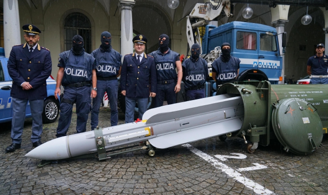 Il missile ritrovato in un hangar di Voghera dal quale sono partite le indagini della Digos di Torino che hanno coinvolto anche il gallaratese Fabio Del Bergiolo (foto Ansa)