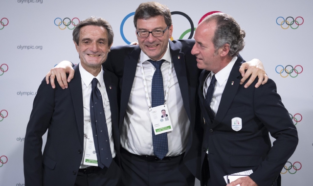 Attilio Fontana e Luca Zaia, presidenti delle Regioni Lombardia e Veneto. Al centro il sottosegretario Giancarlo Giorgetti (Ansa)