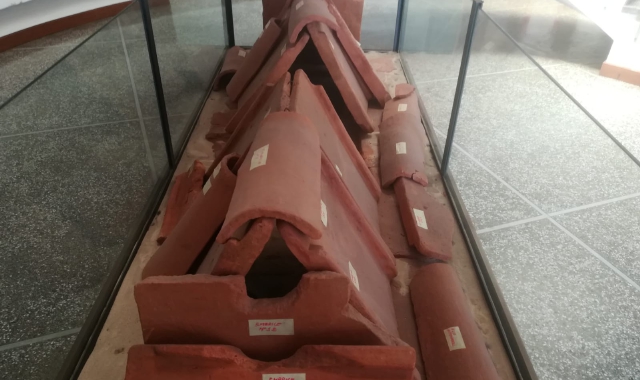 La tomba romana in questi anni è stata conservata nell’atrio del municipio, ma ora ha bisogno di un restauro (foto Redazione)