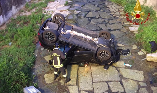 L’auto rovesciata nel fiume in secca