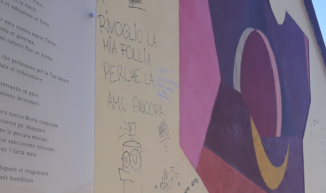 La parete imbrattata dai vandali 
