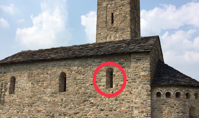 La finestra della chiesa colpita dal sasso lanciato pare da un gruppo di ragazzini (Red)