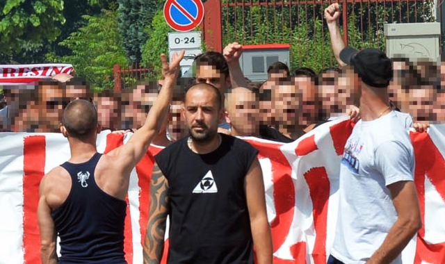 Daniele Belardinelli al centro di un gruppo di tifosi del Varese (Archivio)