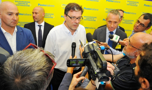 Il sottosegretario Giancarlo Giorgetti (già sindaco di Cazzago) e l’ad di Poste Italiane Matteo Del Fante (Blitz)