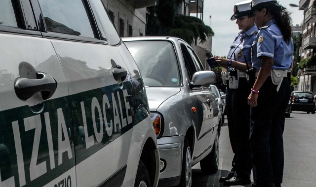 In piazza Trento è intervenuta la polizia locale (Archivio)