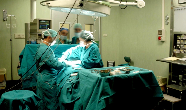 Ieri all’ospedale di Legnano il primo intervento al cervello con l’ipnosi (foto Redazione)