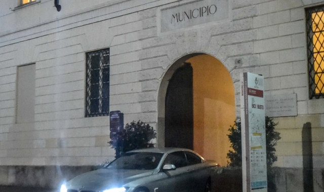 L’ingresso del municipio di Busto Arsizio (Archivio)