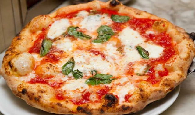 La pizza napoletana è protagonista all’area feste (sopra) di Cassano Magnago  (foto Blitz)