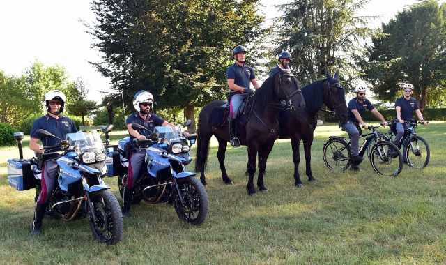 Gli agenti della Polizia di Stato a cavallo, in bici, in moto, ma anche con il tradizionale mezzo di spostamento, la Volante, e pattuglie appiedate per i quartieri della città (foto Blitz)