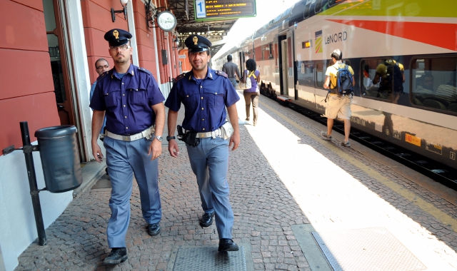 Agenti in servizio alla stazione di Varese  (Foto Archivio)