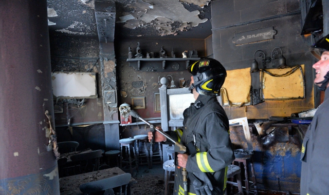 I vigili del fuoco nel pub danneggiato dalle fiamme (Foto Blitz)