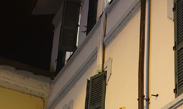 Il lenzuolo che la 43enne ha usato per calarsi sul balcone di sotto (Redazione)