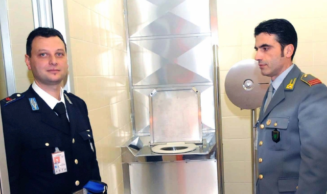 L’area sterile S1 a Malpensa viene utilizzata quando si fermano i trafficanti per recuperare gli ovuli  (foto Blitz) 
