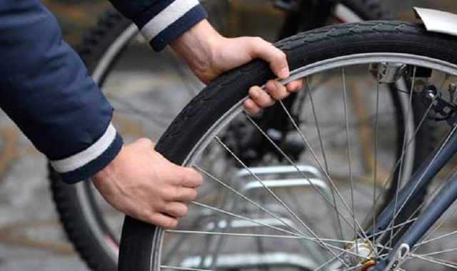 Ruba bici: espulso