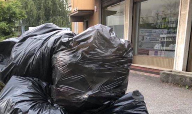 Rifiuti abbandonati: donna multata