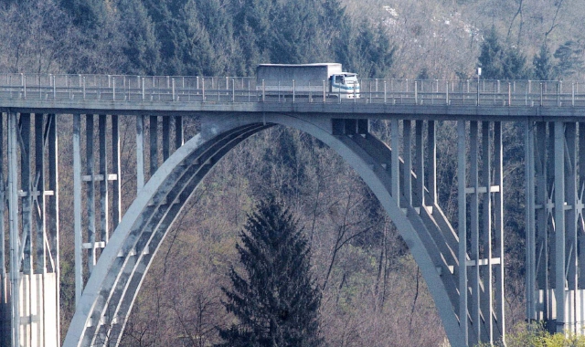 Grande attenzione viene prestata al ponte di Cairate (Foto Blitz)