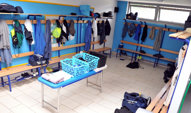 Lo spogliatoio dell’impianto sportivo di Ponte Tresa