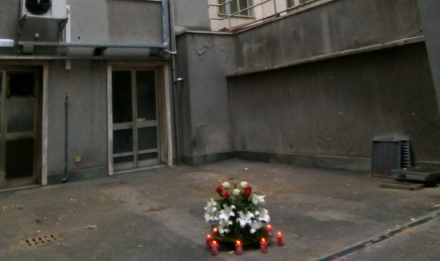 I lumini indicano il luogo, all’ospedale Sant’Antonio Abate, in cui il 22 gennaio scorso il giovane perse la vita dopo essersi lanciato dal quinto piano (foto Archivio)