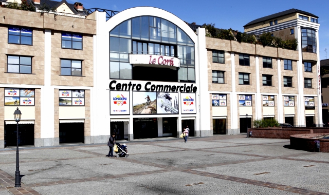 Il furto è stato compiuto al centro commerciale di piazza Repubblica (Foto Blitz)