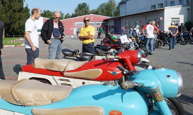 Appassionati riuniti alla Schiranna per la partenza del motoraduno Aermacchi con la scorta di Polizia e Polizia locale  (foto Blitz)