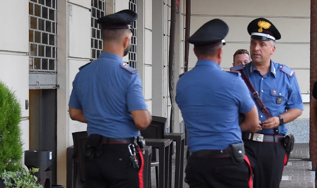 I carabinieri della Compagnia di Legnano davanti alla focacceria dove lavora il 48enne rimasto ferito nel tentativo di dividere i due contendenti (Pubblifoto)