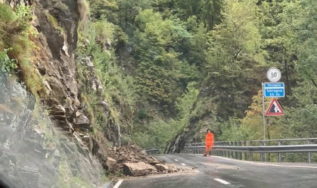 La frana che ha bloccato la circolazione lungo la strada delle Centovalli (Red.)